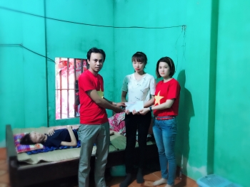 Trao quà ủng hộ bệnh nhân ung thư phổi tại địa phương